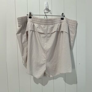 Athleta  Shorts NWT  Printed Hustle 3”   Athletic size 3X Ivory elastic waist